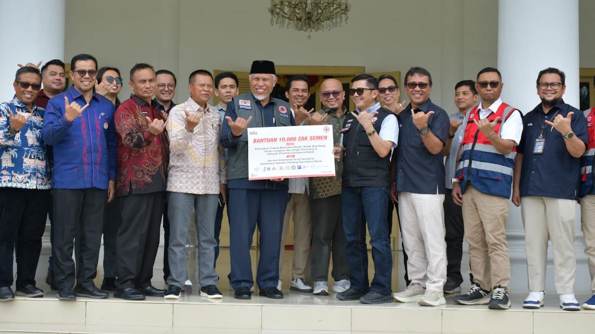 Bantuan 10 ribu sak semen ke Pemprov Sumbar untuk penanganan pascabencana. (dok. istimewa)