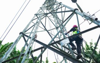Pengecek trafik di tower Indosat. (dok. istimewa)