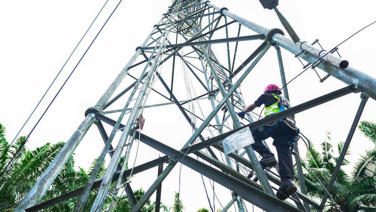 Pengecek trafik di tower Indosat. (dok. istimewa)