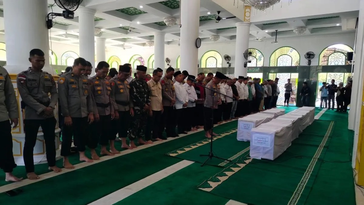 Pemakaman jenazah korban banjir bandang di Palembang, Kabupaten Agam di Tapau Sungai Jariang, Kecamatan Lubuk Basung, kabupaten setempat, Rabu (7/1). (Dok ANTARA/Yusrizal)