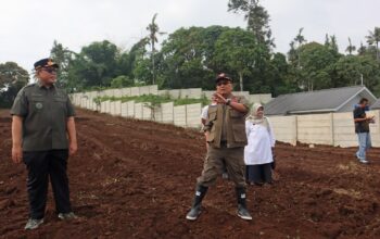 Sekretaris BNPB Rustian mengecek lokasi hunian korban bencana. (dok. istimewa)