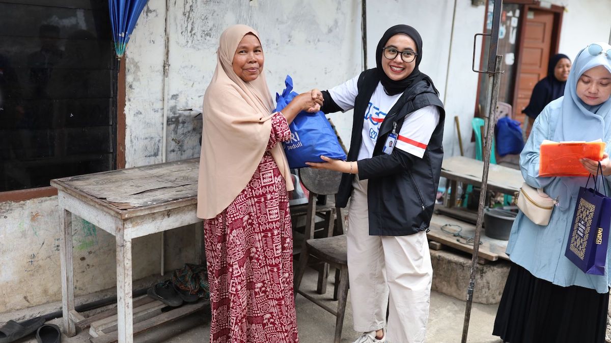 BRI Regional 3 Padang serahkan bantuan sembako untuk masyarakat. (dok. istimewa)