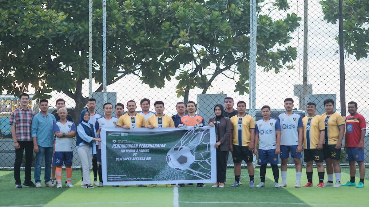 Friendly minisoccer BRI Region 3 Padang dan developer rekanan BRI. (dok. istimewa)