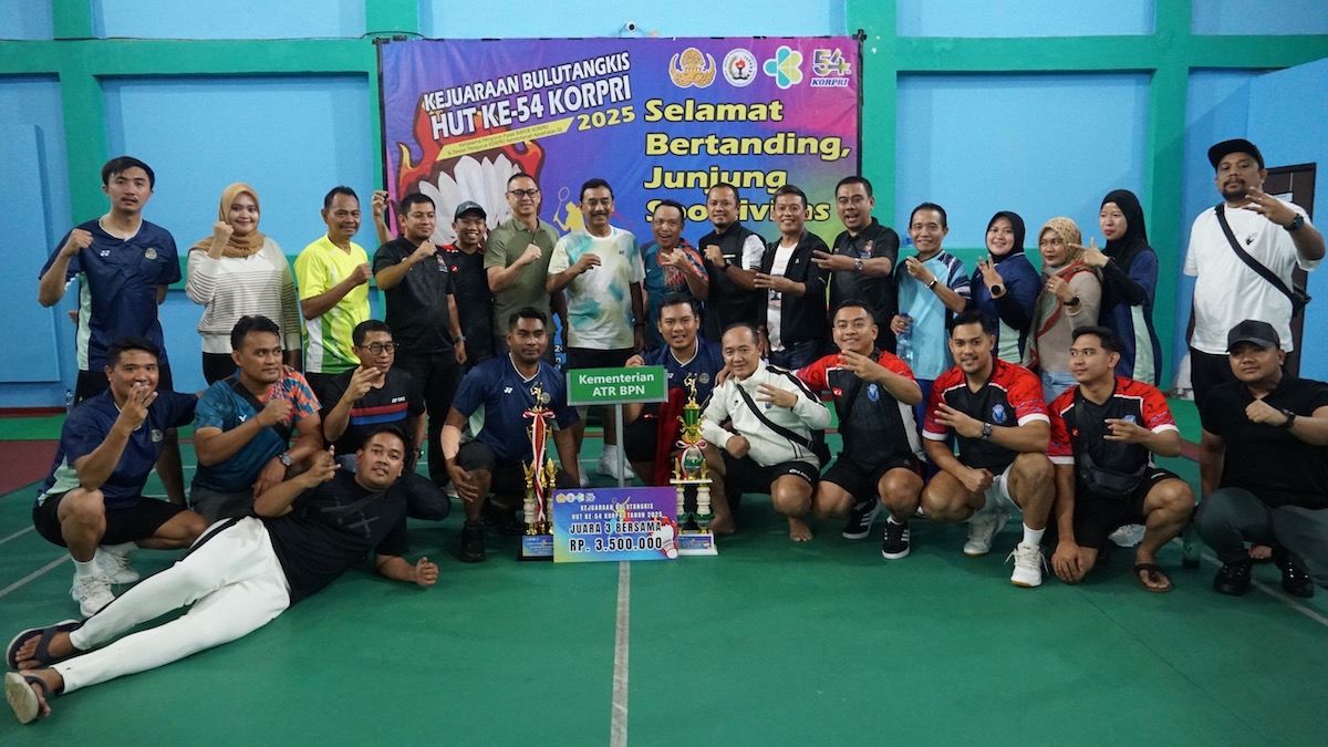 Kementerian ATR BPN Raih dua piala di Kejuaraan Bulutangkis KORPRI. (dok. istimewa)