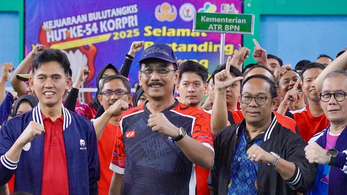 Sekjen ATR/BPN ikut laga eksebisi kejuaraan bulutangkis HUT KORPRI. (dok. istimewa)